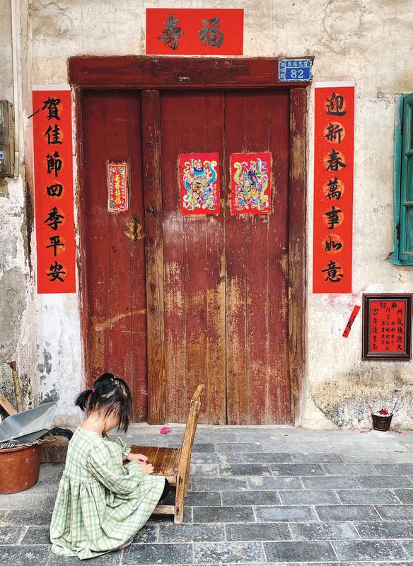 CHINA, HARMONY OF COLOURS BY ANNETTE MORHENG